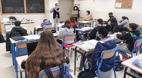 与意大利帕西拉诺境内的中学开展的“开放企业”项目